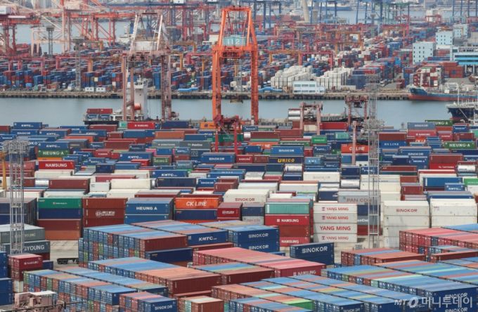 11일 부산항 신선대부두와 감만부두 야적장에 컨테이너가 가득 쌓여 있다. /사진=뉴스1 /사진=(부산=뉴스1) 윤일지 기자