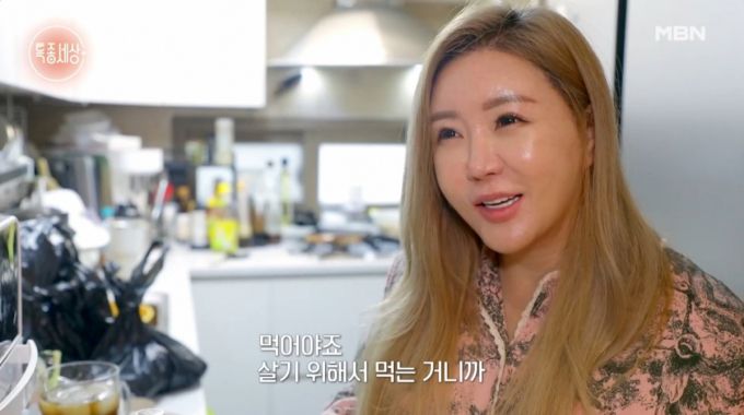 배우 이의정(50)이 뇌종양 극복 후에도 많은 약을 먹어야 하는 근황을 전한다./사진=MBN '특종세상' 방송 화면