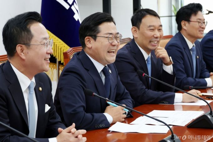 [서울=뉴시스] 조성우 기자 = 박찬대(왼쪽 두 번째) 더불어민주당 원내대표 등 원내지도부가 12일 오전 서울 여의도 국회에서 열린 고별 기자간담회에서 미소짓고 있다. 2025.06.12.