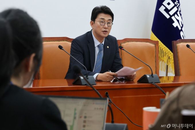 (서울=뉴스1) 이광호 기자 = 노종면 더불어민주당 원내대변인이 12일 오후 서울 여의도 국회에서 가진 특검 관련 브리핑에서 내란특검법 특별검사 후보자에 조은석 전 감사위원, 김건희 특검과 채상병 특검에는 민중기 전 서울중앙지법원장과 이윤제 명지대 교수를 각각 후보자로 추천한다고 말하고 있다. 2025.6.12/뉴스1  Copyright (C) 뉴스1. All rights reserved. 무단 전재 및 재배포,  AI학습 이용 금지. /사진=(서울=뉴스1) 이광호 기자