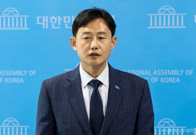 (서울=뉴스1) 이재명 기자 = 윤재관 조국혁신당 대변인이 12일 오후 서울 여의도 국회 소통관에서 특검 후보 추천 관련 브리핑을 하고 있다.  이날 브리핑에서 조국혁신당은 내란특검 후보자에 한동수 전 대검찰청 감찰부장을, 김건희특검 후보자에 심재철 전 서울남부지검장을, 채해병특검 후보자에 이명현 전 합참 법무실장을 각각 추천했다. 2025.6.12/뉴스1  Copyright (C) 뉴스1. All rights reserved. 무단 전재 및 재배포,  AI학습 이용 금지. /사진=(서울=뉴스1) 이재명 기자