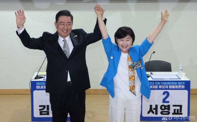 [서울=뉴시스] 조성봉 기자= 김병기, 서영교 더불어민주당 원내대표 후보가 10일 오후 서울 여의도 국회 의원회관 소회의실에서 열린 민주당 2기 원내대표 후보 합동토론회에서 취재진을 향해 포즈를 취하고 있다. 2025.06.10. suncho21@newsis.com /사진=조성봉