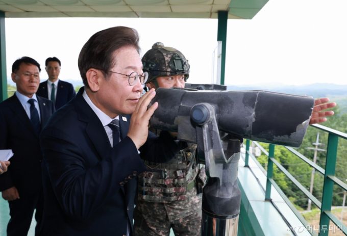 [연천=뉴시스] 고범준 기자 = 이재명 대통령이 13일 경기도 연천군 25사단 비룡전망대를 방문해 망원경으로 북측을 살펴보고 있다. 2025.06.13. bjko@newsis.com /사진=고범준