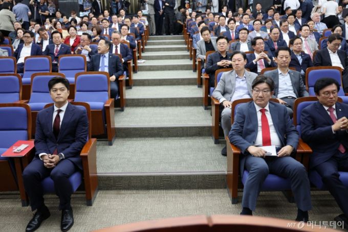 [서울=뉴시스] 권창회 기자 = 김용태 국민의힘 비상대책위원장과 권성동 원내대표가 9일 서울 여의도 국회에서 열린 의원총회에 참석해 자리하고 있다. 2025.06.09.  /사진=권창회