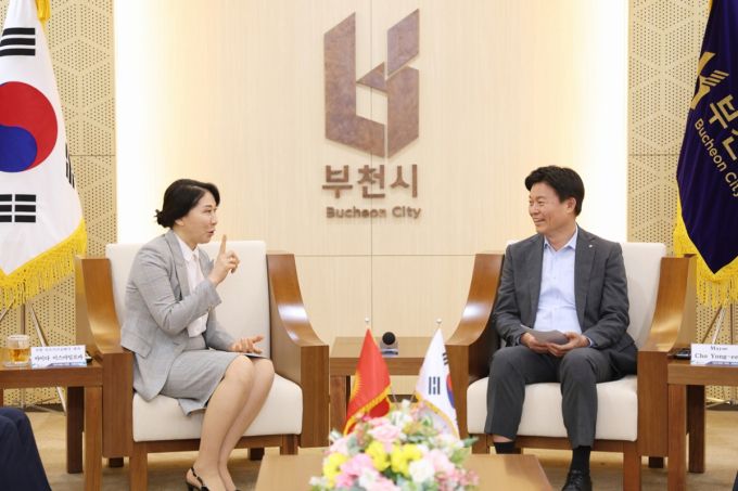 아이다 대사(왼쪽)와 조용익 부천시장이 담소를 나누고 있다./사진제공=부천시