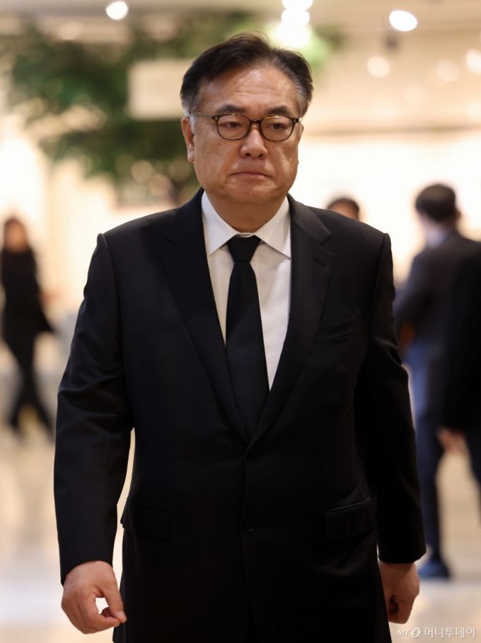 [부산=뉴시스] 하경민 기자 = 정진석 대통령 비서실장이 2일 부산 해운대구 해운대백병원 장례식장에 마련된 고(故) 장제원 전 국회의원의 빈소를 조문하기 위해 이동하고 있다. 2025.04.02. yulnetphoto@newsis.com /사진=하경민