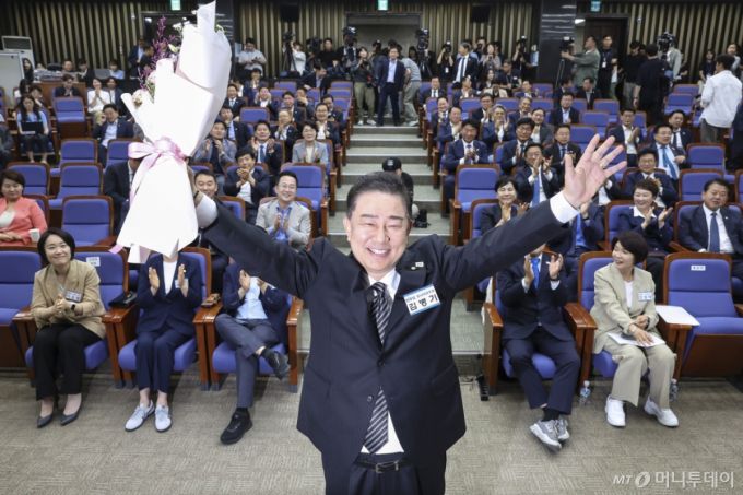 (서울=뉴스1) 이광호 기자 = 13일 오후 서울 여의도 국회에서 열린 더불어민주당 제2기 원내대표 선출 의원총회에서 새 원내대표로 당선된 김병기 의원이 두팔 들어 인사하고 있다. (공동취재) 2025.6.13/뉴스1  Copyright (C) 뉴스1. All rights reserved. 무단 전재 및 재배포,  AI학습 이용 금지. /사진=(서울=뉴스1) 이광호 기자