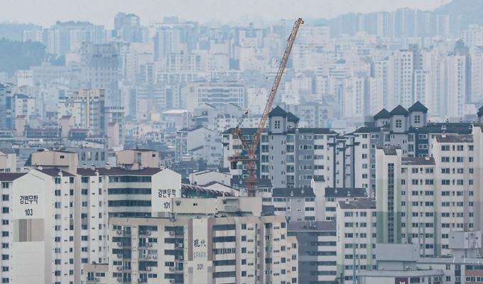 (서울=뉴스1) 김도우 기자 = 서울 아파트값이 급등하면서 9개월여 만에 최고 주간 상승률을 기록했다.  한국부동산원이 지난 12일 발표한 ‘6월 둘째 주(9일 기준) 주간 아파트 가격 동향’을 보면 서울 아파트 매매 가격은 전주보다 0.26% 상승했다. 지난해 8월 넷째 주(8월 26일 기준) 0.26% 상승한 이후 40주 만에 최대 상승폭이다.  사진은 13일 서울 시내 아파트의 모습. 2025.6.13/뉴스1  Copyright (C) 뉴스1. All rights reserved. 무단 전재 및 재배포,  AI학습 이용 금지. /사진=(서울=뉴스1) 김도우 기자