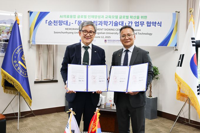 송병국 순천향대 총장(왼쪽)과 남난 투메르푸레브 몽골과기대 총장./사진제공=순천향대