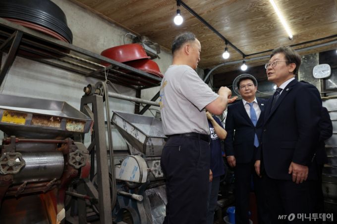 [연천=뉴시스] 고범준 기자 = 이재명 대통령이 13일 기본소득 실시지역 현황점검을 위해 방문한 경기도 연천군 방앗간에서 주인과 대화하고 있다. (대통령실통신사진기자단) 2025.06.13. bjko@newsis.com /사진=고범준