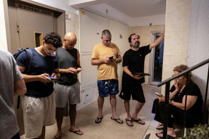 이스라엘 텔아비브에서 사이렌을 듣고 대피소로 모인 이스라엘인들/ 2025.6.13 /로이터=뉴스1