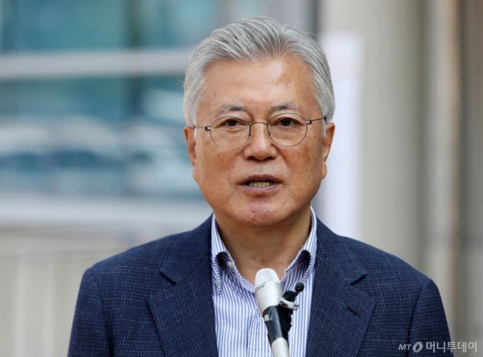 문재인 전 대통령이 제21대 대통령선거 사전투표 첫날인 지난달 29일 오전 경남 양산시 하북면주민자치센터에 마련된 하북면 사전투표소에서 투표를 마친 뒤 취재진 질문에 답하고 있다./사진=뉴스1
