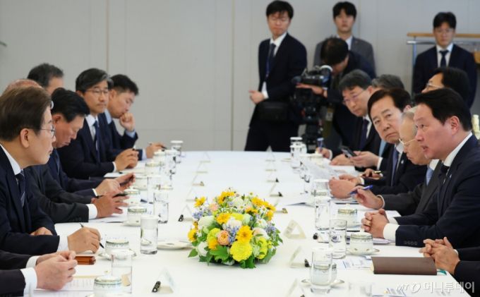 이재명 대통령이 13일 서울 용산 대통령실에서 열린 6경제단체와 기업인 간담회에서 최태원 SK그룹 회장 겸 대한상공회의소회장의 발언을 경청하고 있다. /사진=뉴시스