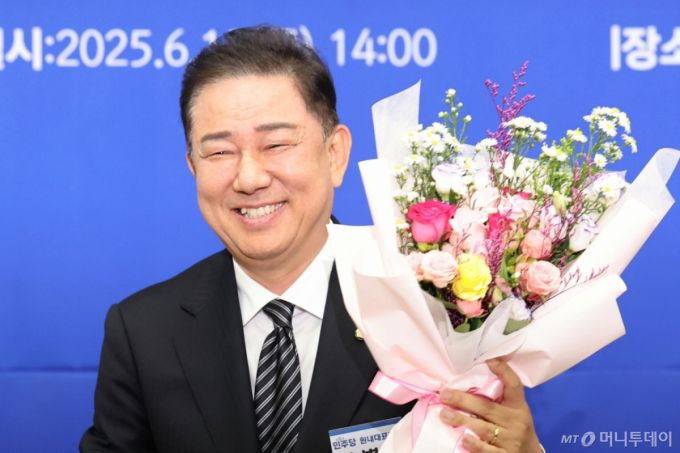 (서울=뉴스1) 이광호 기자 = 13일 오후 서울 여의도 국회에서 열린 더불어민주당 제2기 원내대표 선출 의원총회에서 새 원내대표로 당선된 김병기 의원이 인사하고 있다. (공동취재) 2025.6.13/뉴스1  Copyright (C) 뉴스1. All rights reserved. 무단 전재 및 재배포,  AI학습 이용 금지. /사진=(서울=뉴스1) 이광호 기자