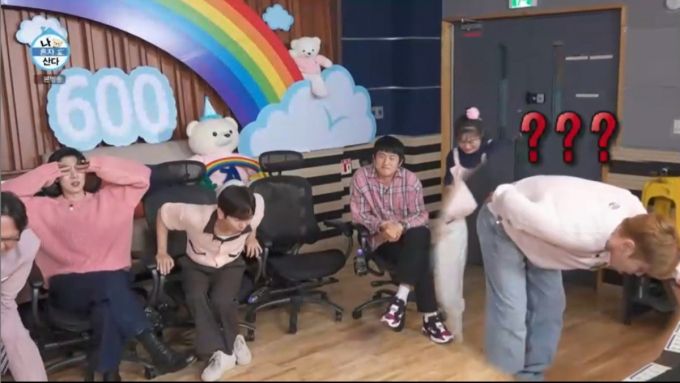 고개를 숙이고 토하는 제스쳐를 취하는 샤이니 키. /사진=MBC '나 혼자 산다' 캡처