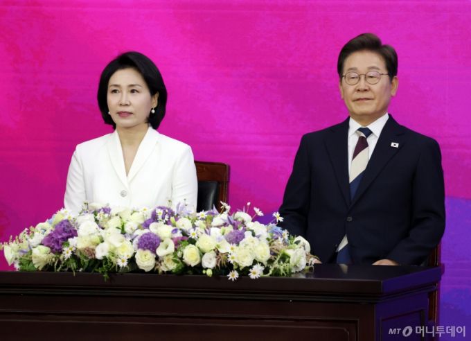 (서울=뉴스1) 국회사진기자단 = 이재명 대통령과 부인 김혜경 여사가 4일 서울 여의도 국회 본청 로텐더홀에서 열린 제21대 대통령 취임선서에 참석하고 있다. 2025.6.4/뉴스1  Copyright (C) 뉴스1. All rights reserved. 무단 전재 및 재배포,  AI학습 이용 금지. /사진=(서울=뉴스1) 국회사진기자단