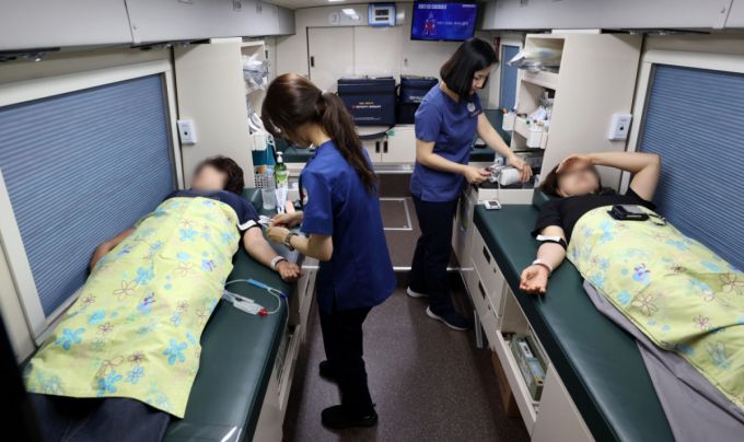 세계 헌혈자의 날을 맞아 지난해 6월14일 서울 종로구 광화문광장에 마련된 헌혈버스에서 시민들이 헌혈하고 있다./사진=뉴시스.