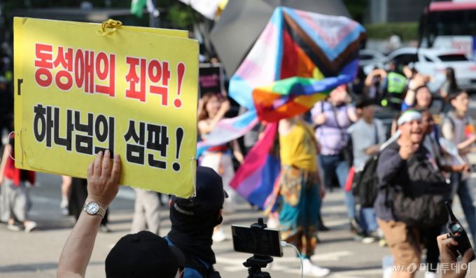 (서울=뉴스1) 장수영 기자 = 14일 서울 중구 명동성당 인근에서 개신교 신자들이 '2025 제26회 서울퀴어퍼레이드' 참가자들을 향해 목소리를 높이고 있다. 2025.6.14/뉴스1  Copyright (C) 뉴스1. All rights reserved. 무단 전재 및 재배포,  AI학습 이용 금지. /사진=(서울=뉴스1) 장수영 기자