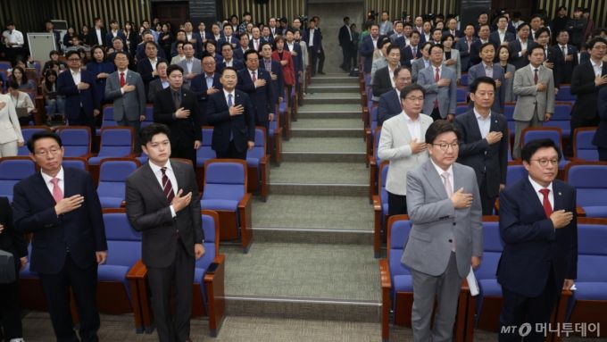[서울=뉴시스] 조성봉 기자= 김용태 국민의힘 비상대책위원장과 권성동 원내대표를 비롯한 의원들이 5일 오전 서울 여의도 국회에서 열린 의원총회에서 국민의례를 하고 있다. 앞줄 왼쪽부터 김상훈 정책위의장, 김 비대위원장, 권 원내대표, 박형수 원내수석부대표. 2025.06.05. suncho21@newsis.com /사진=조성봉