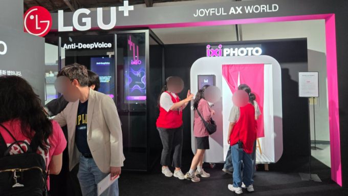 LG유플러스는 이날 행사에 함께해 자체 AI 기술 '익시(ixi)' 체험존을 열었다./사진=이찬종 기자