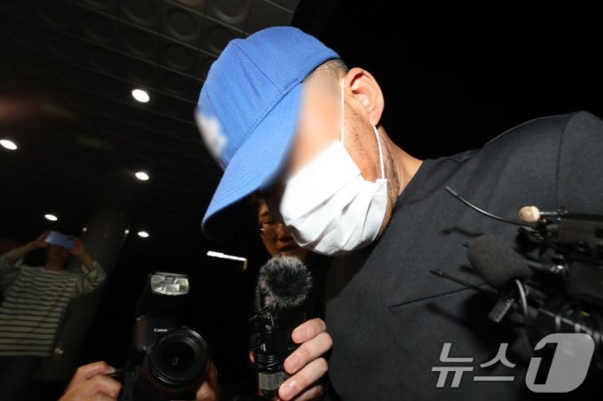 대구에서 스토킹 해오던 여성을 살해하고 도주한 피의자 A씨가 15일 오전 대구 성서경찰서로 압송되고 있다. /사진=뉴스1