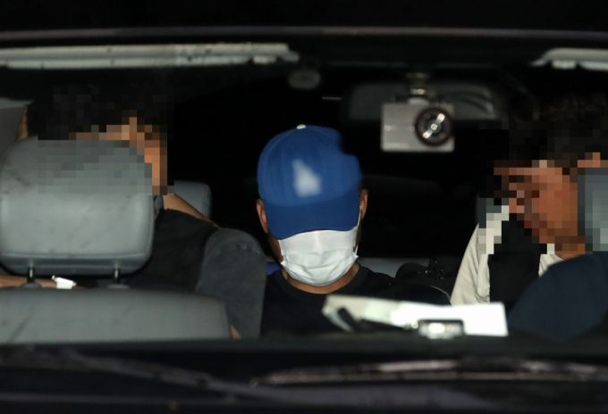 대구에서 스토킹하던 여성을 살해하고 도주했다 나흘 만에 붙잡힌 40대 남성이 15일 오전 대구 성서경찰서로 압송되고 있다./사진=뉴스1