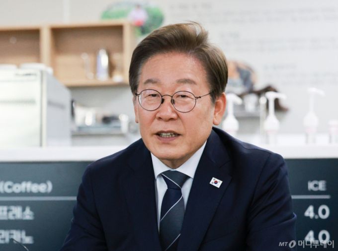 [파주=뉴시스] 고범준 기자 = 이재명 대통령이 13일 경기도 파주시 장단면 행정복지센터에서 열린 주민 간담회에서 발언하고 있다. 2025.06.13. bjko@newsis.com /사진=고범준