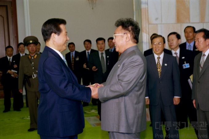 2000년 6월14일 김대중 당시 대통령과 김정일 당시 북한 국방위원장이 북한 평양 백화원 영빈관에서 악수를 나누는 모습./사진=행정안전부 대통령기록관
