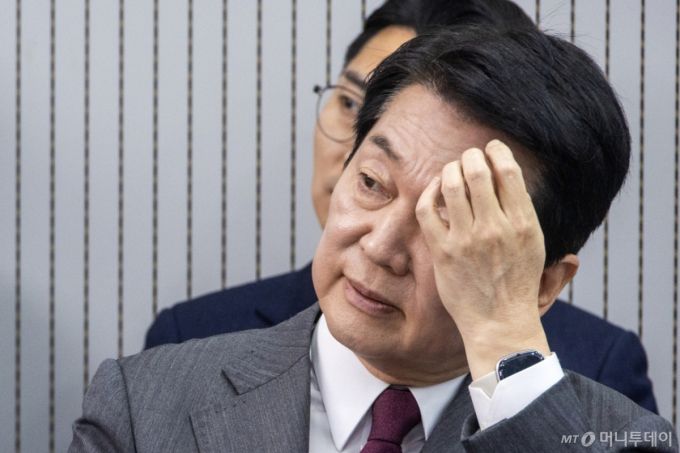 [서울=뉴시스] 국회사진기자단=제21대 대통령후보자 국민의힘 3차 경선 진출자를 발표하는 29일 오후 서울 여의도 국민의힘 중앙당사에서 안철수 후보가 결과를 기다리고 있다.  2025.04.29. photo@newsis.com /사진=