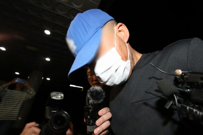 대구에서 스토킹하던 여성을 살해한 뒤 세종으로 도주했던 40대 남성이 14일 밤 도주 나흘 만에 검거됐다. 15일 오전 대구성서경찰서로 압송되는 모습./사진=뉴스1