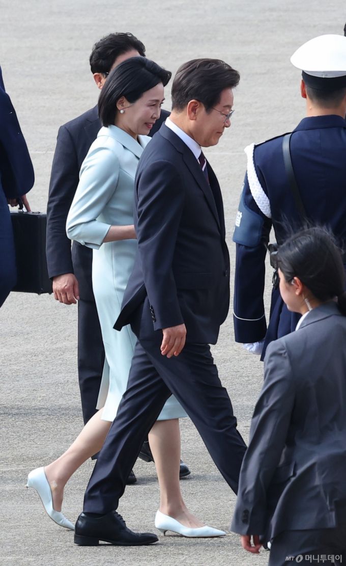 [성남=뉴시스] 최진석 기자 = 주요 7개국(G7) 정상회의 참석차 캐나다를 방문하는 이재명 대통령과 부인 김혜경 여사가 16일 성남 서울공항에서 공군 1호기에 탑승하고 있다. 2025.06.16. myjs@newsis.com /사진=최진석