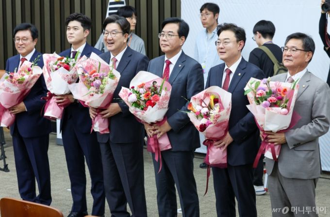 (서울=뉴스1) 안은나 기자 = 국민의힘 신임 원내대표로 선출된 송언석 의원이 16일 오후 서울 여의도 국회에서 열린 의원총회에서 꽃다발을 들고 있다. 왼쪽부터 박형수 선관위원장, 김용태 비대위원장, 권성동 전 원내대표, 송 신임 원내대표, 김성원 후보, 이헌승 후보. 2025.6.16/뉴스1  Copyright (C) 뉴스1. All rights reserved. 무단 전재 및 재배포,  AI학습 이용 금지. /사진=(서울=뉴스1) 안은나 기자