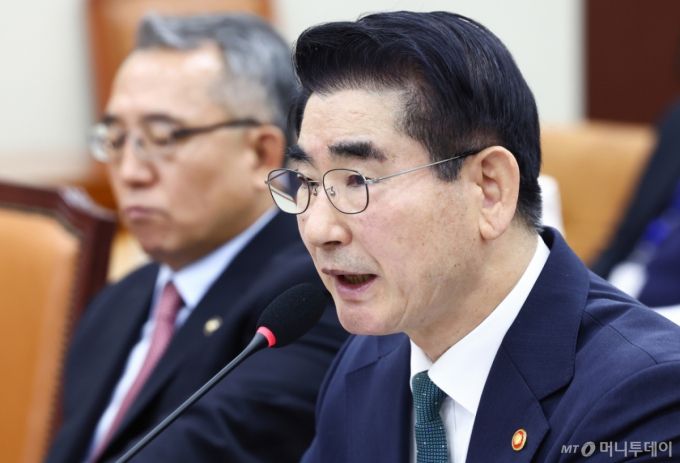 (서울=뉴스1) 김민지 기자 = 김용현 국방부 장관이 28일 오전 서울 여의도 국회에서 열린 국방위원회 전체회의에서 의원 질의에 답변하고 있다. 2024.11.28/뉴스1  Copyright (C) 뉴스1. All rights reserved. 무단 전재 및 재배포,  AI학습 이용 금지. /사진=(서울=뉴스1) 김민지 기자