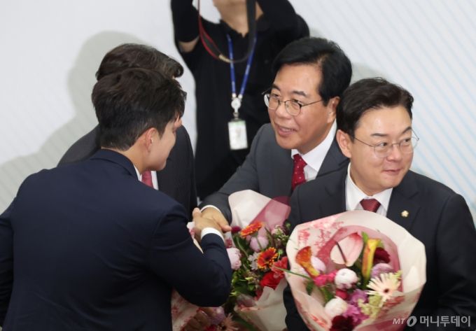 송언석 국민의힘 신임 원내대표가 16일 서울 여의도 국회에서 열린 2025 국민의힘 원내대표 선출 의원총회에서 선출 후 권성동 전 원내대표와 김용태 비상대책위원장 등 참석자들과 인사를 나누고 있다. 2025.06.16. /사진=뉴시스 /사진=고승민