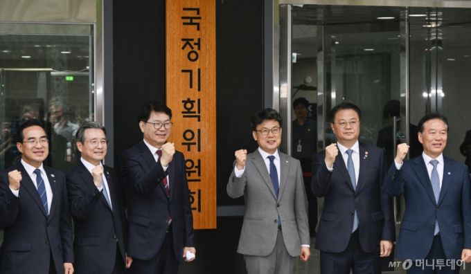 (서울=뉴스1) 신웅수 기자 = 이한주(왼쪽 세 번째) 국정기획위원장과 국정기획위원회 진성준, 김용범, 방기선 부위원장 등 참석자들이 16일 서울 종로구 정부서울청사 창성동 별관에서 열린 국정기획위원회 현판식에서 현판 제막을 마친 후 기념촬영을 하고 있다. (공동취재) 2025.6.16/뉴스1  Copyright (C) 뉴스1. All rights reserved. 무단 전재 및 재배포,  AI학습 이용 금지. /사진=(서울=뉴스1) 신웅수 기자