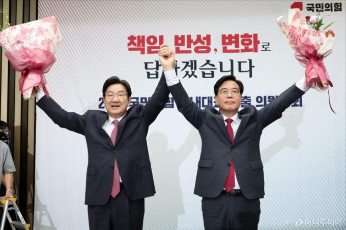 송언석 국민의힘 신임 원내대표가 16일 오후 서울 여의도 국회에서 열린 2025 국민의힘 원내대표 선출 의원총회에서 권성동 전 원내대표와 손을 들어올리고 있다.(공동취재) 2025.06.16. /사진=뉴시스 /사진=조성봉