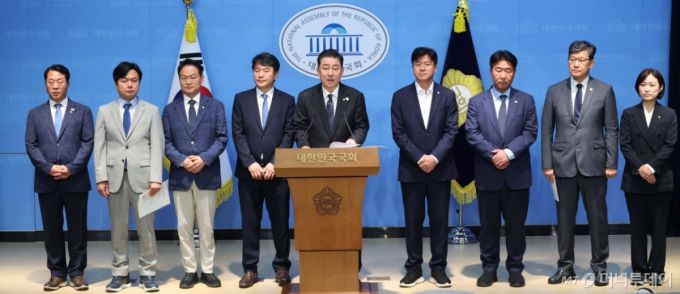 [서울=뉴시스] 조성봉 기자 = 김병기 더불어민주당 원내대표가 15일 오전 서울 여의도 국회 소통관에서 원내대표단 발표 기자회견을 하고 있다. 왼쪽부터 문금주 대변인, 김현정 대변인, 허영 정책수석, 문진석 운영수석, 김 원내대표, 박상혁 소통수석, 이기헌 비서실장, 김남근 민생부대표. 백승아 대변인. 2025.06.15. suncho21@newsis.com /사진=조성봉