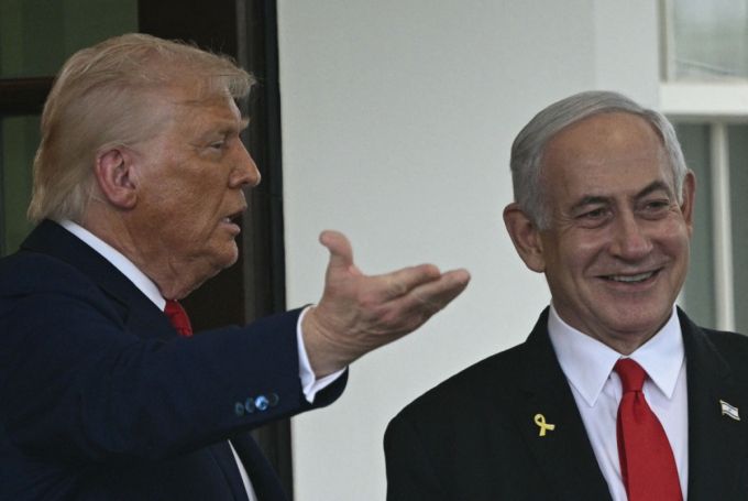 도널드 트럼프 미국 대통령이 7일(현지시간) 워싱턴 백악관에서 방미 중인 베냐민 네타냐후 이스라엘 총리를 환영하고 있다. 2025.04.08  /AFPBBNews=뉴스1