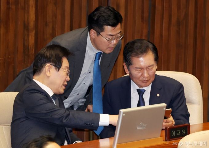 [서울=뉴시스] 조성우 기자 = 이재명(왼쪽) 더불어민주당 대표와 박찬대(가운데) 원내대표, 정청래 의원이 11일 오후 서울 여의도 국회에서 열린 제418회국회(정기회) 제6차 본회의 대정부질문(경제)에서 휴대전화를 보고 있다. 2024.09.11.