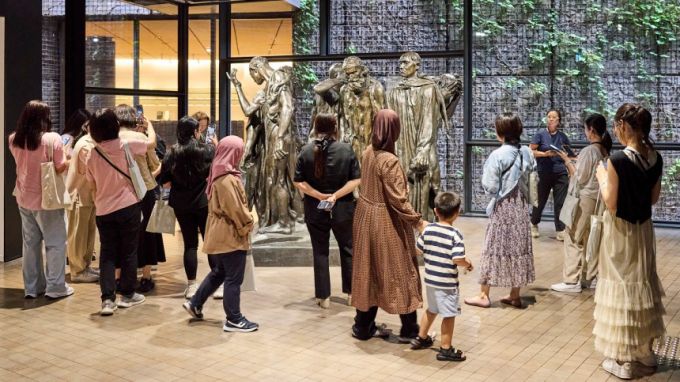 지난 16일 열린 리움미술관의 다문화 가정 초청행사에서 참가자들이 로댕의 유명 작품인 ‘칼레의 시민’을 감상하고 있다. / 사진 제공=삼성문화재단