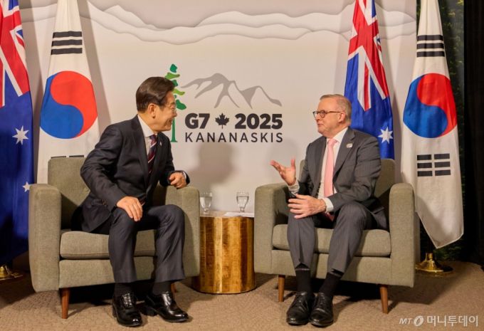 [캘거리=뉴시스] 최진석 기자 = 주요 7개국(G7) 정상회의 참석차 캐나다를 방문한 이재명 대통령이 16일(현지 시간) 캘거리 한 호텔에서 앤서니 앨버니지 호주 총리와 한-호주 정상회담을 하고 있다. (공동취재) 2025.06.17. myjs@newsis.com /사진=