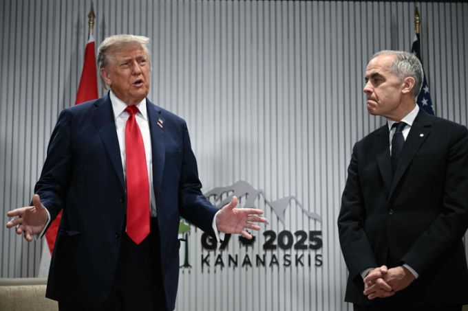 도널드 트럼프 미국 대통령이 16일(현지시간) 캐나다 앨버타주 캐내내스키스에서 열린 주요 7개국(G7) 정상회의에서 마크 카니 캐나다 총리와의 회담에서 "G7이 과거 G8이었던 시절을 기대한다"면서 2014년 러시아의 크림반도 강제 병합을 문제 삼아 러시아를 퇴출한 결정은 실수였다고 주장했다. /AFPBBNews=뉴스1