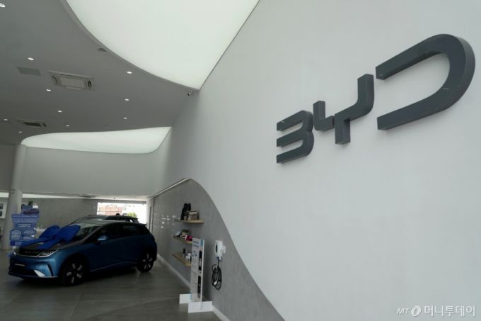 [카마사리(브라질)=AP/뉴시스]지난 3월7일 브라질 바히아주 카마사리의 중국 전기차 대기업 BYD 대리점에 BYD 차량이 전시돼 있다. 브라질 검찰이 27일(현지시각) 중국의 전기차 대기업 BYD와 2곳의 협력업체들을 노예와 같은 노동 조건으로 노동자들을 고용하고 국제 인신매매를 한 혐의로 기소할 것이라고 밝혔다. 2025.05.28. /사진=유세진