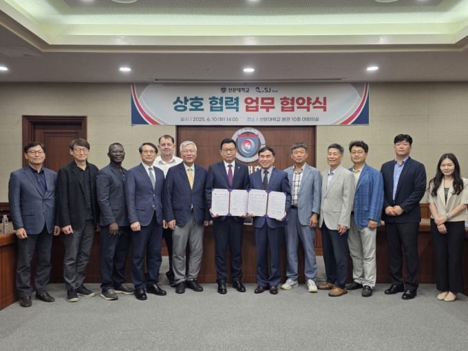 선문대와 에스제이테크 관계자들이 업무협약 후 기념촬영하고 있다./사진제공=선문대