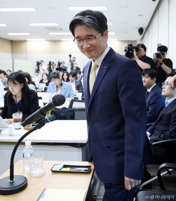 (과천=뉴스1) 오대일 기자 = 오동운 고위공직자범죄수사처장이 취임 1주년을 맞은 17일 오전 경기 과천 정부청사에서 열린 공수처 출입기자단 간담회에 참석하고 있다.  오 처장은 이 자리에서 "12·3 비상계엄 수사에 미흡한 부분이 있었다"며 "국민 성원과 질책 모두 겸허히 받아들이고 반부패 수사기관으로서 더욱 정진할 것을 약속드린다"고 밝혔다. 2025.6.17/뉴스1  Copyright (C) 뉴스1. All rights reserved. 무단 전재 및 재배포,  AI학습 이용 금지. /사진=(과천=뉴스1) 오대일 기자