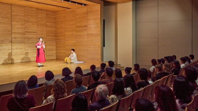 지난 16일 열린 리움미술관의 다문화 가정 초청행사에서 참가자들이 국악인 신형식씨의 공연을 감상하고 있다. / 사진제공=삼성문화재단