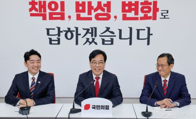 (서울=뉴스1) 안은나 기자 = 송언석 국민의힘 원내대표(가운데)가 17일 서울 여의도 국회에서 강훈식 대통령 비서실장(왼쪽), 우상호 정무수석을 접견하며 인사말을 하고 있다. 2025.6.17/뉴스1  Copyright (C) 뉴스1. All rights reserved. 무단 전재 및 재배포,  AI학습 이용 금지. /사진=(서울=뉴스1) 안은나 기자