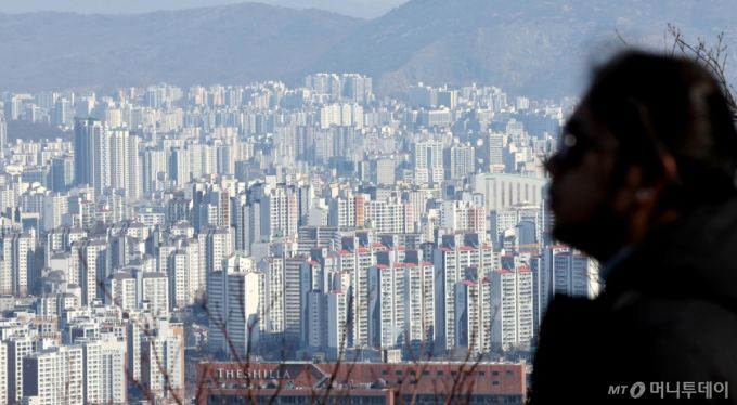 (서울=뉴스1) 장수영 기자 = 21일 오후 서울 남산을 찾은 관광객이 아파트 단지를 바라보고 있다.   부동산R114에 따르면 오는 3월 서울에서는 성북구 장위동과 광진구 자양동 대단지의 입주가 본격 시작돼 업체 조사 기준 3월 역대 최대치인 5,218가구가 집들이를 한다.  전국적으로는 아파트 58개 단지에서 2만 7,541가구가 입주할 예정이다. 2025.2.21/뉴스1  Copyright (C) 뉴스1. All rights reserved. 무단 전재 및 재배포,  AI학습 이용 금지. /사진=(서울=뉴스1) 장수영 기자