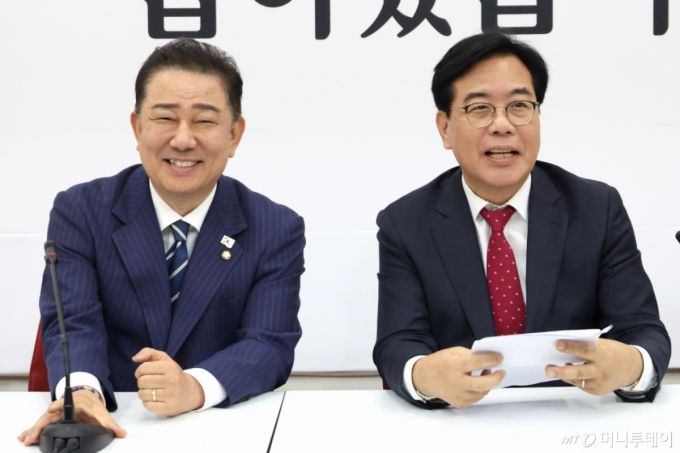 [서울=뉴시스] 김명년 기자 = 김병기 더불어민주당 당대표 직무대행 겸 원내대표가 17일 오후 서울 여의도 국회에서 송언석 국민의힘 원내대표를 예방하고 있다. (공동취재) 2025.06.17. photo@newsis.com /사진=