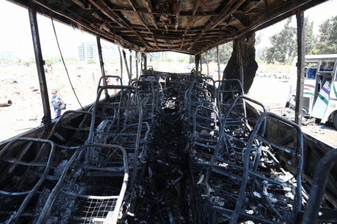 17일(현지 시간) 이스라엘 텔아비브 인근 해안 도시 헤르츨리야에서 이란의 미사일 공격을 받은 버스 한 대가 파괴돼 있다. 이스라엘과 이란 간 무력 충돌로 지금까지 이란에서 최소 244명, 이스라엘에서 24명이 숨진 것으로 전해졌다./신화=뉴시스